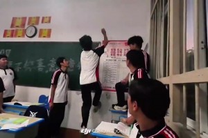 全班女生看着呢！班级摸高比赛，最后这小伙是真王者